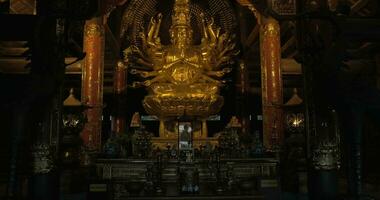 buddista statua e altare decorazione nel bai dinh tempio, Vietnam video