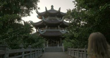 toerist het schieten klok toren van bai dinh tempel, Vietnam video