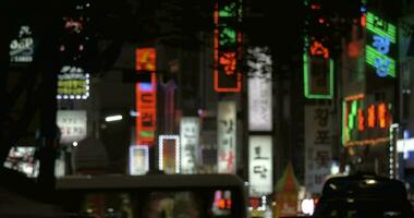 pubblicità banner e auto traffico nel notte seoul, Sud Corea video