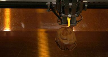 fechar acima do mecanismo do 3d impressora trabalhando em impressão plástico brinquedos video