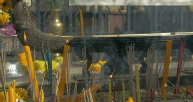 Verbrennung Weihrauch und Kerzen im Bangkok, Thailand video