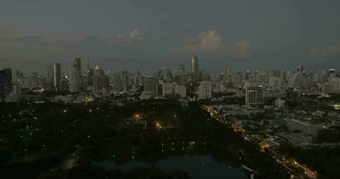 Bangkok paisaje urbano en tarde noche, Tailandia video