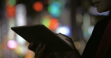 mujer con almohadilla en contra vistoso borroso ciudad luces a noche video