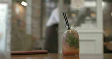 erfrischend Cocktail mit Zitrusfrüchte auf Cafe Tabelle video