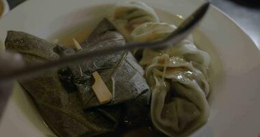 Dumplings et farci grain de raisin feuilles video