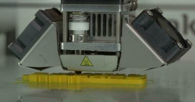 mecanismo de 3d impresora trabajando en impresión objeto video