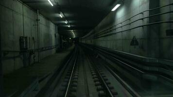cabina ver de tren Moviente en oscuro subterraneo túnel video