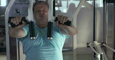 proche en haut de grandi homme dans Gym effectue des exercices poitrine presse video