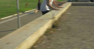 nel città di Salonicco, Grecia Due giovane ragazzi fare parkour video