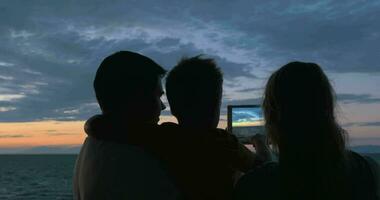 Bij zonsondergang familie gefotografeerd Aan tablet in stad perea, Griekenland video