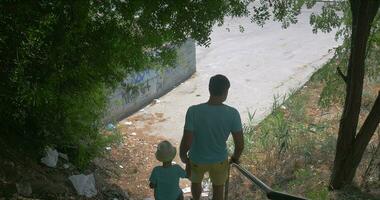 dentro cidade peréia, Grécia dentro parque baixa a escadas pai com dele filho video