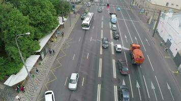 Antenne Aussicht von Stadt Autobahn mit Öffentlichkeit Transport halt video