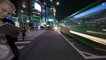 Zeitraffer von Frau mit Tablette pc im Nacht Seoul, Süd Korea video