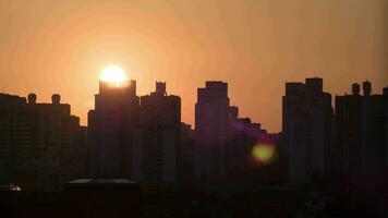 Tempo lapso tiro do Sol Aumentar e comovente dentro a céu, cidade moderno edifícios em a primeiro plano Seul, sul Coréia video