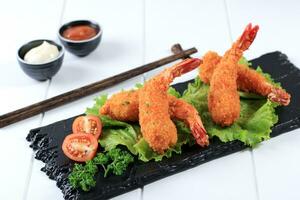 profundo frito tempura camarón, gamba con empanizado saburral harina. foto