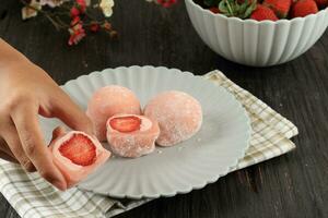 hembra mano tomar fresa daifuku mochi foto