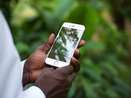 hombre desde Colombia utilizando teléfono inteligente para en línea comunicación ai generativo foto