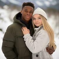 amoroso Adolescente interracial Pareja es disfrutando un romántico invierno día ai generativo foto