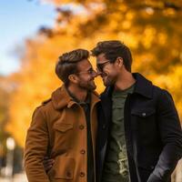 amoroso homosexual Pareja es disfrutando un romántico otoño día ai generativo foto