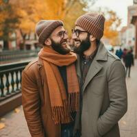 amoroso homosexual Pareja es disfrutando un romántico otoño día ai generativo foto