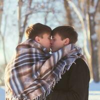 amoroso homosexual Pareja es disfrutando un romántico invierno día ai generativo foto