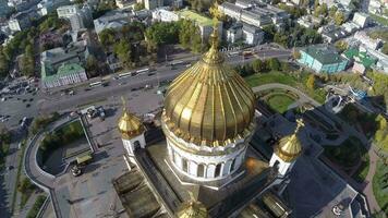 vol autour de le cathédrale de Christ le Sauveur contre Contexte de ville Moscou Russie video
