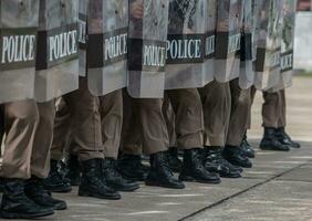 alboroto policía controlar el multitud. foto