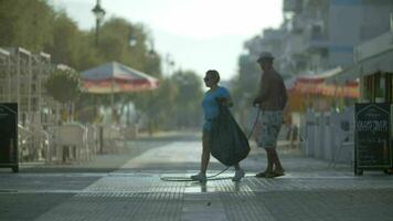 homem lavando passarela de rua cafeteria video