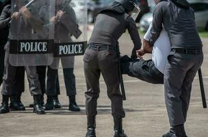 alboroto policía controlar el multitud. foto