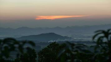 tempo periodo tiro di paesaggio nel il nebbia, montagna e alberi, Vietnam video