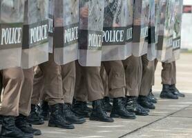 alboroto policía controlar el multitud. foto