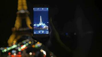 nuit coup de illuminé Eiffel la tour sur mobile video