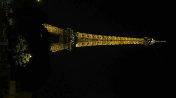 verticale vidéo de Eiffel la tour dans d'or lumière à nuit video