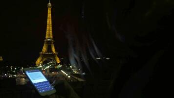 femme avec téléphone portable dans nuit Paris video