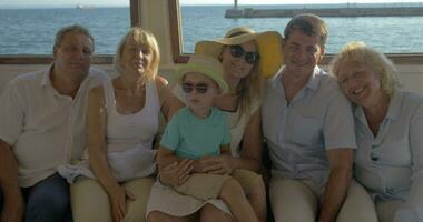 gelukkig familie kind moeder vader grootouders zijn zittend Aan Gesloten dek van boot video