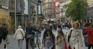 pedone strada Stroget nel copenhagen video