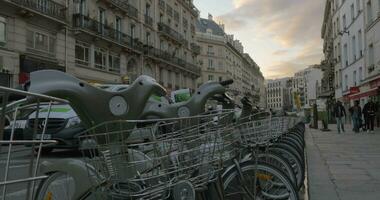 Reihe von geparkt Fahrräder im Paris Straße video