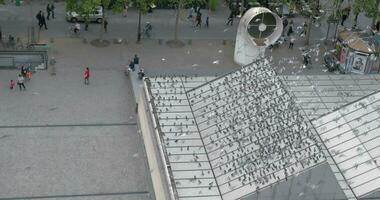 palomas en el cuadrado en frente de Pompidou centrar video