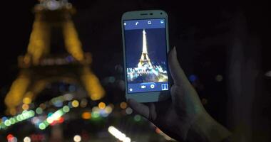 mobile coup de illuminé Eiffel la tour à nuit video
