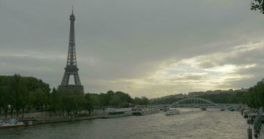 Paris vue avec Eiffel la tour et Seine rivière video