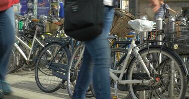 un montón de bicicletas estacionado en el calle video