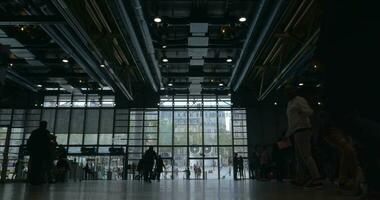 personas tráfico en el salón de Pompidou centrar video