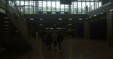 interior ver de Pompidou centrar desde Moviente levantar video