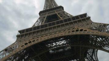 femme avec mobile prise image de Eiffel la tour video