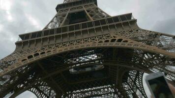 femme avec téléphone portable prise photo de Eiffel la tour video