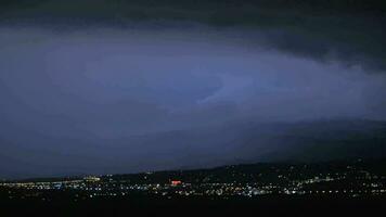 orage dans la ville illuminée de nuit video