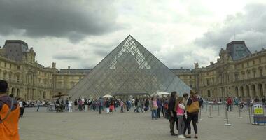 människor på huvud ingång av de louvre video