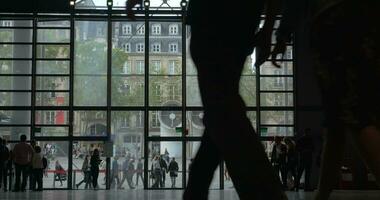 bondé hall de pompidou centre dans Paris video