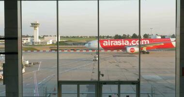 avión de airasia Moviente en el pista video