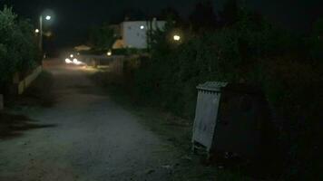 voiture conduite dans le sombre campagne à nuit video